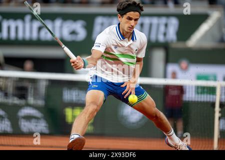 Parigi, Francia. 28 maggio 2024. Pierre-Hugues Herbert fa il suo ritorno durante la partita del primo turno maschile tra Novak Djokovic di Serbia e Pierre-Hugues Herbert di Francia al torneo francese di tennis al Roland Garros di Parigi, in Francia, il 28 maggio 2024. Crediti: Meng Dingbo/Xinhua/Alamy Live News Foto Stock