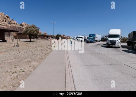 Il camionista è tornato al suo camion durante una sosta presso l'area di riposo del Texas Canyon sulla i-10 West vicino a Dragoon, Arizona Foto Stock