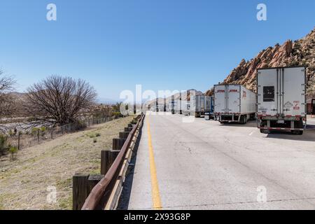 I semi-camion si sono schierati nell'area di riposo del Texas Canyon sulla i-10 West vicino a Dragoon, Arizona Foto Stock