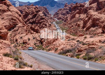 Il traffico sulla mouse's Tank Road si snoda tra le formazioni rocciose di arenaria rossa nel Valley of Fire State Park vicino a Overton, Nevada Foto Stock