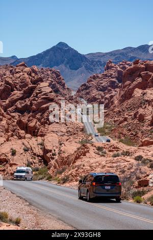 Il traffico sulla mouse's Tank Road si snoda tra le formazioni rocciose di arenaria rossa nel Valley of Fire State Park vicino a Overton, Nevada Foto Stock