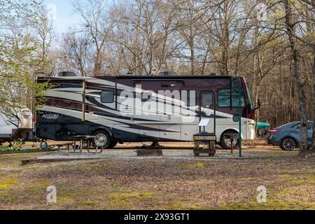 Camper con antenna Starlink al Blue Bluff Campground vicino Aberdeen, Mississippi Foto Stock