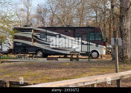 Camper con antenna Starlink al Blue Bluff Campground vicino Aberdeen, Mississippi Foto Stock