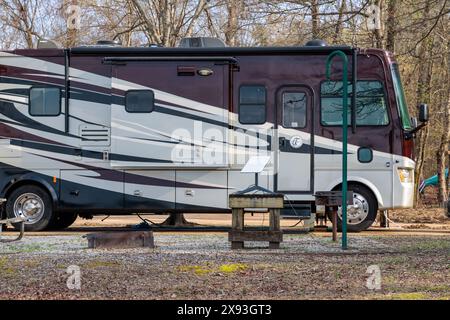 Camper con antenna Starlink al Blue Bluff Campground vicino Aberdeen, Mississippi Foto Stock