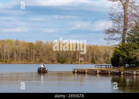 Coppia che pesca da una barca lungo la riva del lago Aberdeen sul canale Tennessee-Tombigbee vicino Aberdeen, Mississippi Foto Stock