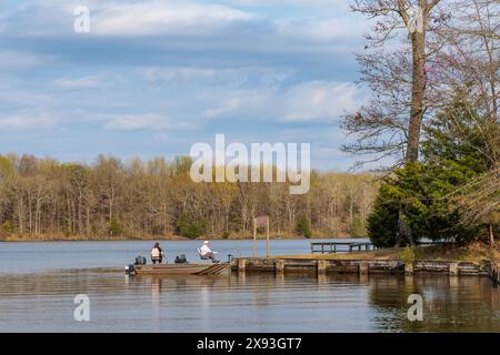 Coppia che pesca da una barca lungo la riva del lago Aberdeen sul canale Tennessee-Tombigbee vicino Aberdeen, Mississippi Foto Stock