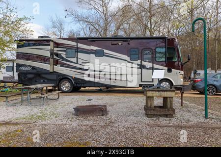 Camper con antenna Starlink al Blue Bluff Campground vicino Aberdeen, Mississippi Foto Stock