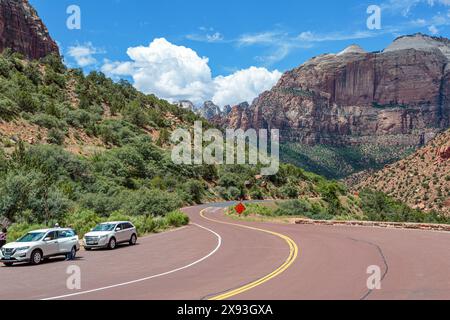 Il cartello avvisa i conducenti dei lavori stradali che si svolgono sullo Zion Park Boulevard nel Zion National Park, Utah Foto Stock