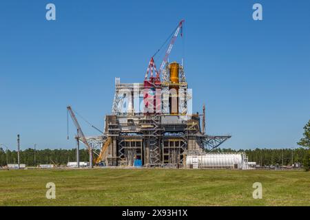 Banco di prova per motori a razzo presso lo Stennis Space Center progettato per i test dei razzi Saturn V e modificato per testare i motori a razzo SLS Artemis Foto Stock