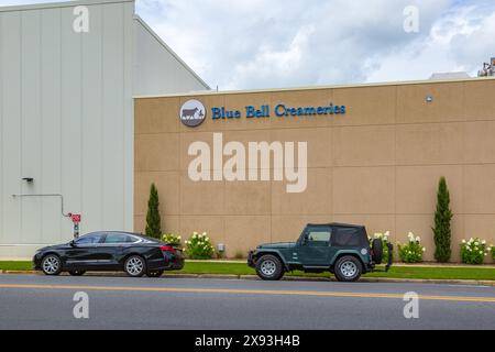 Auto parcheggiate all'esterno del Blue Bell Creameries Country Store e della gelateria a Sylacauga, Alabama Foto Stock