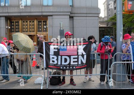 Un dimostratore pro-Trump in attesa che Donald Trump lasci l'edificio del tribunale penale di Manhattan, viene visto fuori dalla Corte Federale di Manhattan con uno striscione che esprime un'opinione. L'ex presidente degli Stati Uniti Donald Trump ha partecipato al processo alla Manhattan Criminal Court dopo essere stato accusato di falsificare i documenti aziendali per nascondere i pagamenti di denaro effettuati per coprire gli affari extraconiugali di Trump. Trump è accusato a New York di 34 capi di accusa di falsificare i documenti aziendali. Gli argomenti finali del processo sono iniziati martedì 28 maggio. Il processo è il primo processo penale di un ex presidente degli Stati Uniti. (Foto di Foto Stock