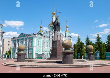 TAMBOV, RUSSIA - 3 GIUGNO 2023: Vista del monumento a San Pitirim vescovo di Tambov e della Cattedrale della Trasfigurazione in un giorno di giugno di sole Foto Stock