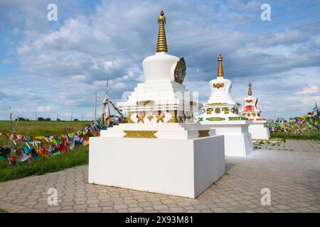 ELISTA, RUSSIA - 4 GIUGNO 2023: Tre stupa del tempio buddista Sakyusn-sume in un giorno di giugno Foto Stock