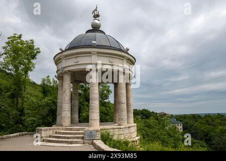 PYATIGORSK, RUSSIA - 7 GIUGNO 2023: Antico gazebo "arpa eoliana" su una nuvolosa mattina di giugno Foto Stock