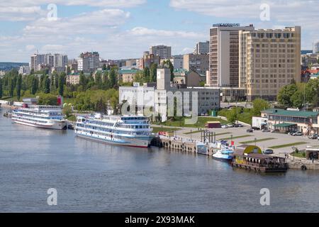 SARATOV, RUSSIA - 4 MAGGIO 2024: Stazione fluviale e navi da crociera nel paesaggio della città in un giorno di sole maggio Foto Stock