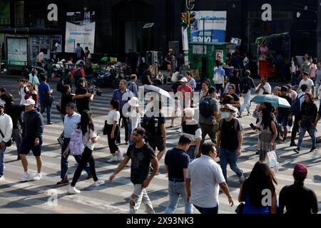 Città del Messico, Messico. 28 maggio 2024. Personas usan paraguas para protegerse del sol al transitar en la zona centro de la Ciudad de Mexico ante la tercera ola de calor que afecta la capital mexicana. (Credit Image: © Luis Barron/eyepix via ZUMA Press Wire) SOLO PER USO EDITORIALE! Non per USO commerciale! Foto Stock