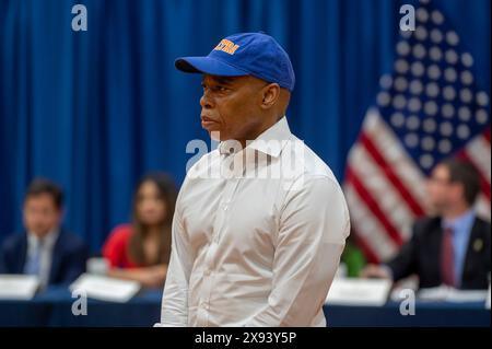 New York, Stati Uniti. 28 maggio 2024. Il sindaco di New York Eric Adams ascolta il comandante del Patrol Borough Queens North il vice capo Christine Bastedenbeck durante un evento di conversazione comunitaria alla Frank Sinatra School of the Arts High School, Astoria, il 28 maggio 2024 nel Queens Borough di New York City. Credito: SOPA Images Limited/Alamy Live News Foto Stock