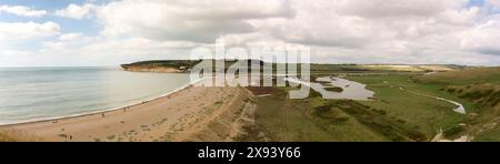 Cuckmere Haven, Regno Unito - 10 settembre 2022: Vista di Cuckmere Haven dalle scogliere Seven Sisters che mostra l'estuario del fiume Cuckmere, le paludi, la spiaggia, il mare e il mare Foto Stock