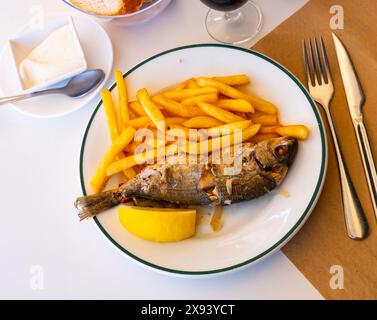 Pesce mediterraneo fritto Sarpa Foto Stock