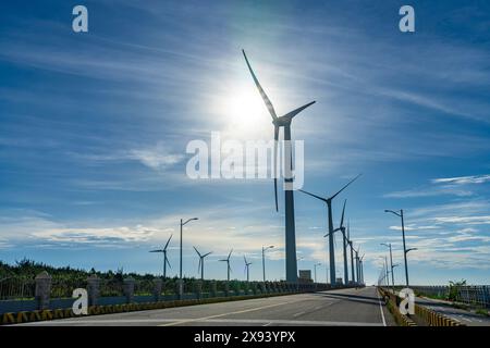 Turbine eoliche nella zona delle paludi di Taichung Port Gaomei. Un popolare punto panoramico nel quartiere di Qingshui, Taichung City, Taiwan Foto Stock