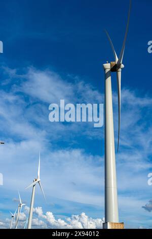 Turbine eoliche nella zona delle paludi di Taichung Port Gaomei. Un popolare punto panoramico nel quartiere di Qingshui, Taichung City, Taiwan Foto Stock