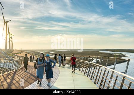 Le turbine eoliche della Gaomei Wetlands area al tramonto, un popolare punto panoramico nel quartiere di Qingshui, nella città di Taichung, Taiwan. Foto Stock