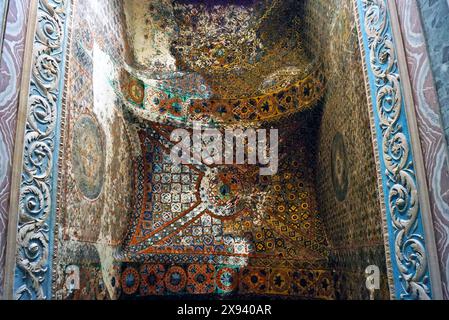 Pittura multicolore all'ingresso di Ayasofya. Decorazione a volta all'interno dell'antico tempio di Santa Sofia - arte bizantina a Istanbul Foto Stock