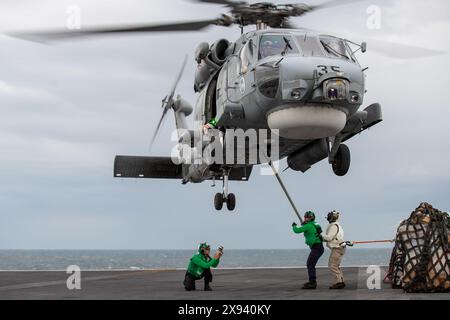 I marinai partecipano a un rifornimento verticale nella cabina di pilotaggio della portaerei classe Nimitz USS George Washington (CVN 73) con h multiuso Foto Stock