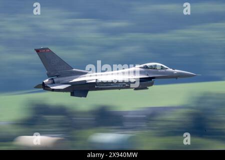 Un caccia F-16 Fighting Falcon della U.S. Air Force assegnato al 480th Fighter Squadron decolla per il cele F-16 e Tornado 50th Anniversary Foto Stock