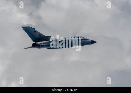 Un aereo da caccia PA-200 Tornado dell'Aeronautica militare tedesca vola sopra la base aerea di Spangdahlem, in Germania, come parte di una celebrazione del 50-50, il 23 maggio 2024 Foto Stock