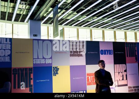 I partecipanti guardano sul retro della Roots Room dell'OFFF Barcelona al Disseny Hub Museum of Design di Barcellona, Spagna, nell'aprile 2024. Figura: Rob Watkins. INFO: La popolare conferenza annuale lanciata nel 2001 è la più grande vetrina al mondo di creatività visiva e design contemporaneo. Attrae designer, artisti, registi e fotografi da tutto il mondo e funge da piattaforma globale per lo scambio creativo e la collaborazione. Foto Stock