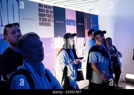 I partecipanti guardano sul retro della Roots Room dell'OFFF Barcelona al Disseny Hub Museum of Design di Barcellona, Spagna, nell'aprile 2024. Figura: Rob Watkins. INFO: La popolare conferenza annuale lanciata nel 2001 è la più grande vetrina al mondo di creatività visiva e design contemporaneo. Attrae designer, artisti, registi e fotografi da tutto il mondo e funge da piattaforma globale per lo scambio creativo e la collaborazione. Foto Stock