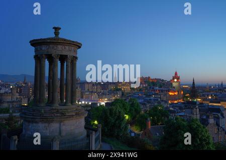 Skyline di Edimburgo da Calton Hill in una serata ancora nuvolosa al crepuscolo, ammirando il Dugald Stewart Monument e il Castello di Edimburgo. Foto Stock