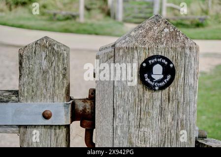 Cuckmere Haven, Regno Unito - 10 settembre 2022: Cartello sul cancello di South Downs Way che indica parte dell'England Coast Path Foto Stock