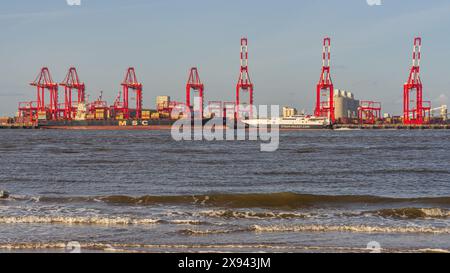 Bootle, Merseyside, Inghilterra, Regno Unito - 16 maggio 2023: Il traghetto catamarano ad alta velocità per l'Isola di Man passando per il terminal container del porto di Liv Foto Stock