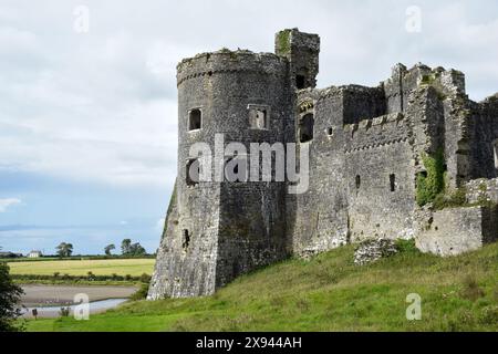 Il castello di Carew, in Galles, offre una vista esterna sul vicino fiume ed è un punto di interesse storico da visitare per i turisti Foto Stock