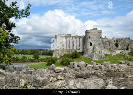 Il castello di Carew, in Galles, offre una vista esterna sul vicino fiume ed è un punto di interesse storico da visitare per i turisti Foto Stock