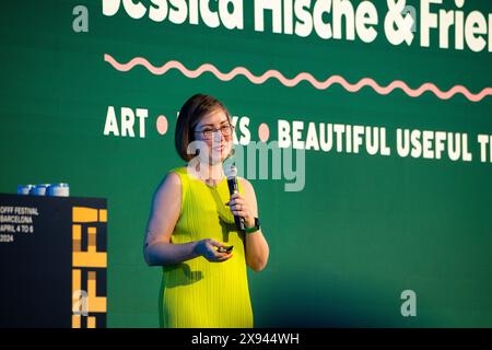 La designer Jessica Hische presenta sul palco principale di Roots all'OFFF Barcelona al Disseny Hub Museum of Design di Barcellona, Spagna, nell'aprile 2024. Figura: Rob Watkins. INFO: La popolare conferenza annuale lanciata nel 2001 è la più grande vetrina al mondo di creatività visiva e design contemporaneo. Attrae designer, artisti, registi e fotografi da tutto il mondo e funge da piattaforma globale per lo scambio creativo e la collaborazione. Foto Stock