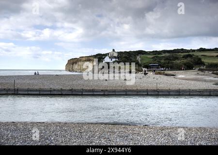 Cuckmere Haven, Regno Unito - 10 settembre 2022: Vista di Cuckmere Haven dalle scogliere Seven Sisters che mostra l'estuario del fiume Cuckmere, la spiaggia, il mare e gli edifici all'interno Foto Stock