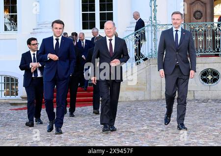 Emmanuel Macron, Olaf Scholz und Christian Lindner beim Treffen des Deutsch-Französischen Ministerrats im Gästehaus der Bundesregierung Schloss Meseberg. Meseberg, 28.05.2024 *** Emmanuel Macron, Olaf Scholz e Christian Lindner alla riunione del Consiglio dei ministri franco-tedesco presso la Guest House del governo federale Meseberg Castle Meseberg, 28 05 2024 foto:XF.xKernx/xFuturexImagex macron scholz 4584 Foto Stock