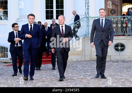 Emmanuel Macron, Olaf Scholz und Christian Lindner beim Treffen des Deutsch-Französischen Ministerrats im Gästehaus der Bundesregierung Schloss Meseberg. Meseberg, 28.05.2024 *** Emmanuel Macron, Olaf Scholz e Christian Lindner alla riunione del Consiglio dei ministri franco-tedesco presso la Guest House del governo federale Meseberg Castle Meseberg, 28 05 2024 foto:XF.xKernx/xFuturexImagex macron scholz 4585 Foto Stock