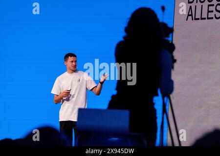 Presenta sul Main Roots Stage all'OFFF di Barcellona al Disseny Hub Museum of Design di Barcellona, Spagna, nell'aprile 2024. Figura: Rob Watkins. INFO: La popolare conferenza annuale lanciata nel 2001 è la più grande vetrina al mondo di creatività visiva e design contemporaneo. Attrae designer, artisti, registi e fotografi da tutto il mondo e funge da piattaforma globale per lo scambio creativo e la collaborazione. Foto Stock