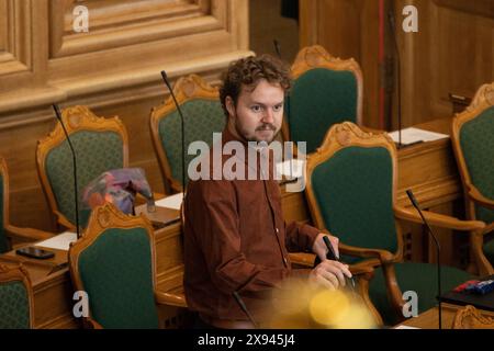 A Folketinget c'è un dibattito finale prima della pausa estiva. Carl Valentin della Green Left prima del dibattito finale, mercoledì 29 maggio 2024. Sarà incentrato sulle questioni rivolte al primo Ministro in materia di politica interna ed estera. La discussione dovrebbe continuare fino a mezzanotte. Copenhagen Folketingssalen, Christiansborg Danimarca Copyright: XKristianxTuxenxLadegaardxBergx 2E6A9783 Foto Stock