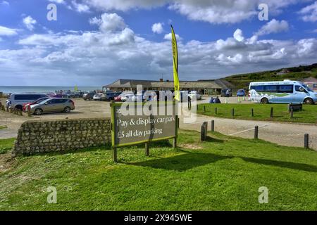 Birling Gap, Regno Unito - 10 settembre 2022: Parcheggio con numerosi veicoli parcheggiati e sale da tè sullo sfondo Foto Stock