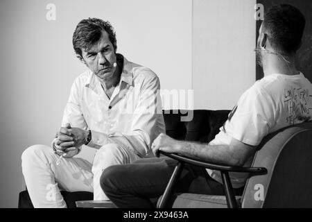 Il designer e pensatore austriaco Stefan Sagmeister parla con l'autore Ben Tallon sul Main Roots Stage dell'OFFF Barcelona al Disseny Hub Museum of Design di Barcellona, Spagna, nell'aprile 2024. Figura: Rob Watkins. INFO: La popolare conferenza annuale lanciata nel 2001 è la più grande vetrina al mondo di creatività visiva e design contemporaneo. Attrae designer, artisti, registi e fotografi da tutto il mondo e funge da piattaforma globale per lo scambio creativo e la collaborazione. Foto Stock