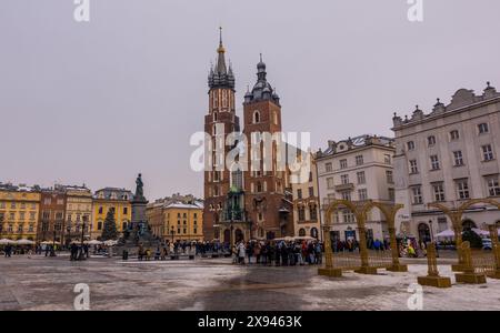 Cracovia, Polonia - 5 gennaio 2024 - una vista della Piazza principale di Cracovia (Rynek) in una giornata nuvolosa Foto Stock