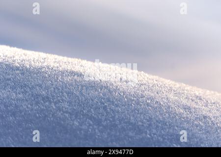 Primo piano di neve smerigliata, cattura i dettagli intricati e la consistenza di una mattina invernale. Foto Stock
