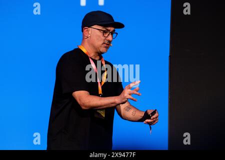 PJ Richardson di Laundry Studios presenta sul palco principale Roots all'OFFF di Barcellona al Disseny Hub Museum of Design di Barcellona, in Spagna, nell'aprile 2024. Figura: Rob Watkins. INFO: La popolare conferenza annuale lanciata nel 2001 è la più grande vetrina al mondo di creatività visiva e design contemporaneo. Attrae designer, artisti, registi e fotografi da tutto il mondo e funge da piattaforma globale per lo scambio creativo e la collaborazione. Foto Stock