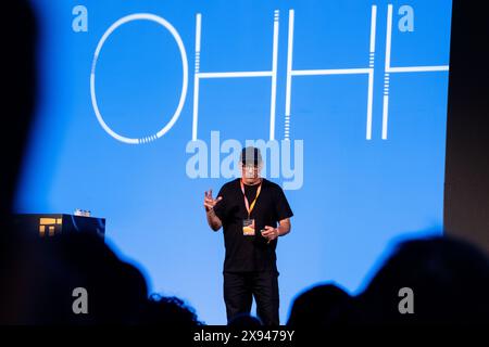 PJ Richardson di Laundry Studios presenta sul palco principale Roots all'OFFF di Barcellona al Disseny Hub Museum of Design di Barcellona, in Spagna, nell'aprile 2024. Figura: Rob Watkins. INFO: La popolare conferenza annuale lanciata nel 2001 è la più grande vetrina al mondo di creatività visiva e design contemporaneo. Attrae designer, artisti, registi e fotografi da tutto il mondo e funge da piattaforma globale per lo scambio creativo e la collaborazione. Foto Stock