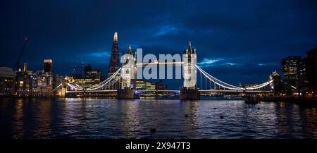 Tower Bridge e The Shard da est, Londra, Inghilterra, Regno Unito Foto Stock